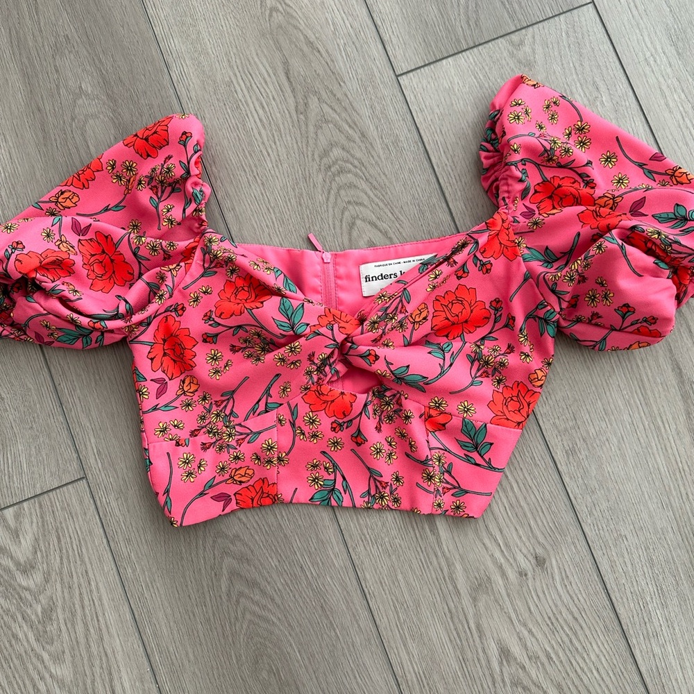 FINDERS KEEPERS KEY-HOLE PUFFED SLEEVE CROP TOP